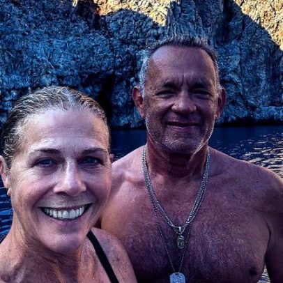 Tom Hanks celebra 69º aniversário de Rita Wilson com foto de maiô
