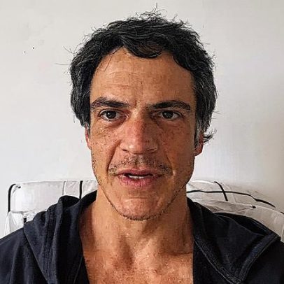 Mateus Solano nega tapa em celular durante peça e diz ter agido como trombadinha