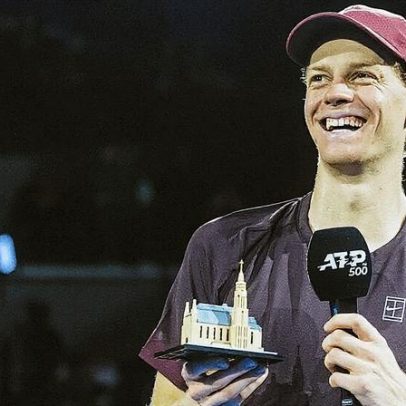 Sinner admite dificuldade em chegar à final após atraso ao torneio