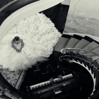 Vera Wang e Christian Siriano revelam apostas para o vestido de casamento de Taylor Swift