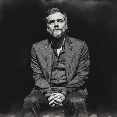 Wagner Moura reúne amigos na estreia da peça Um Julgamento no Rio