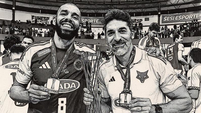 O oposto Wallace e o técnico Filipe Ferraz com a taça da Supercopa de Vôlei (Foto: Divulgação/ Sada Cruzeiro)
