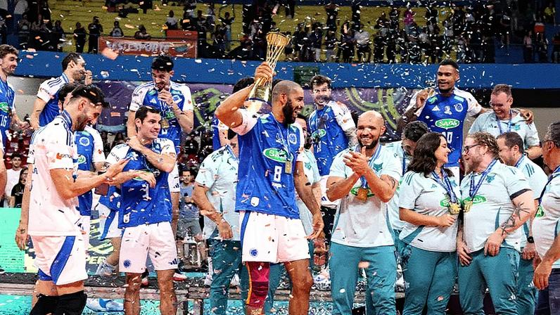 O capitão Wallace com o troféu da Supercopa de Vôlei (Foto: Divulgação/ CBV)