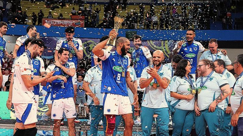 O capitão Wallace com o troféu da Supercopa de Vôlei (Foto: Divulgação/ CBV)