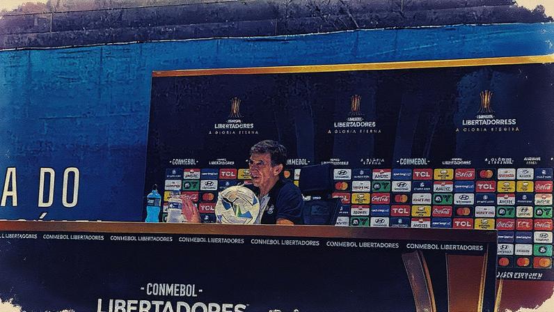 1 de 2 Técnico do Racing, Gustavo Costas vê jogo "de igual para igual" contra Flamengo no Maracanã — Foto: Isabela Reis / ge