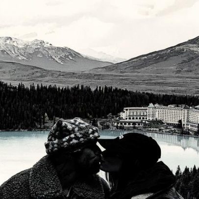 Justin Bieber e Hailey fazem passeio à beira do lago