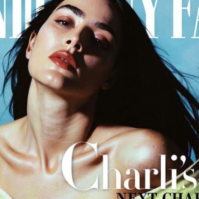 Charli XCX revela obsessão por cirurgia plástica em capa de revista