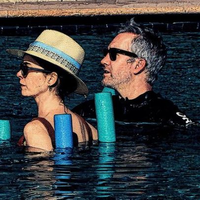 Anne Hathaway troca beijos em viagem com marido e filhos na Itália