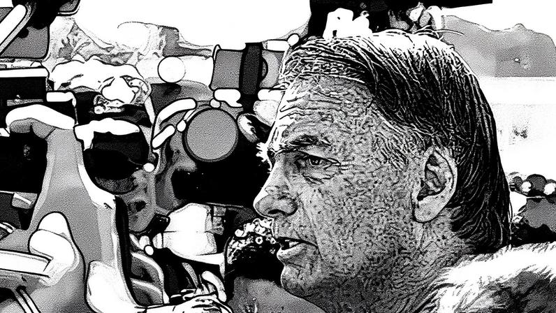 Jair Bolsonaro (PL) conversa com jornalistas momentos após a instalação de tornozeleira eletrônica em Brasília – Foto: Evaristo Sá/AFP