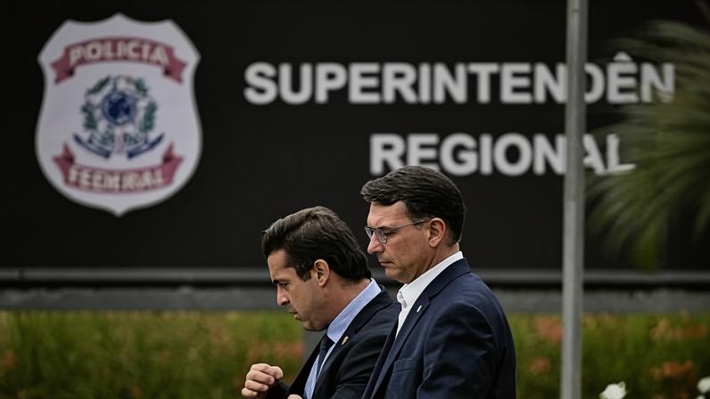 Carlos e Flávio relatam visita a Bolsonaro na PF: soluços e anistia