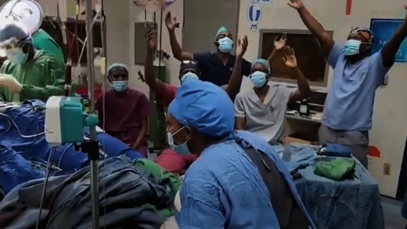 Médicos e enfermeiros louvaram em gratidão ao Senhor. (Foto: Reprodução/Facebook/Kachinga Sichizya).