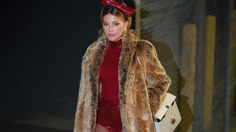 Kate Beckinsale usa botas plataforma de 10 polegadas no Jimmy Kimmel Live