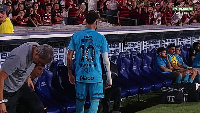 Após ser substituído, Neymar chuta um copo de água e vai para o vestiário