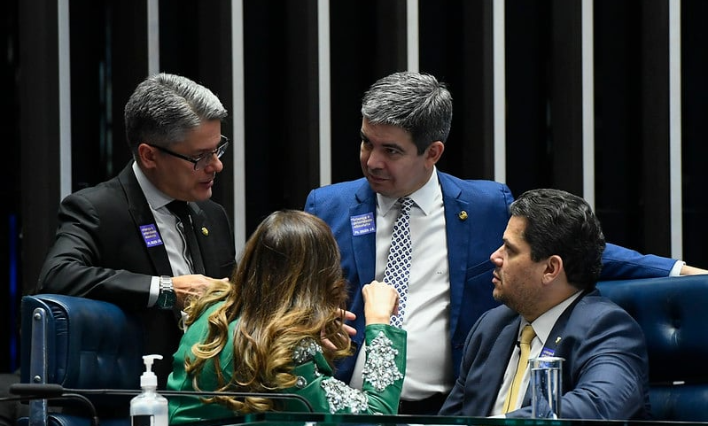 O senador Alessandro Vieira (MDB-SE), a senadora Profª Dorinha Seabra (União-TO), o líder do governo no Congresso, Randolfe Rodrigues (PT-AP), e o presidente do Senado, Davi Alcolumbre (União-AP). Foto: Carlos Moura/Agência Senado