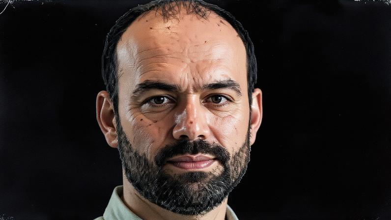 Empreendedor enfrenta angústia em terraço com vista