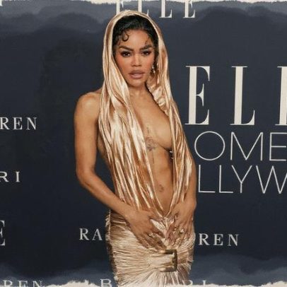 Teyana Taylor usa capuz dourado da Balmain preso à saia no evento Elle Mulheres de Hollywood 2025