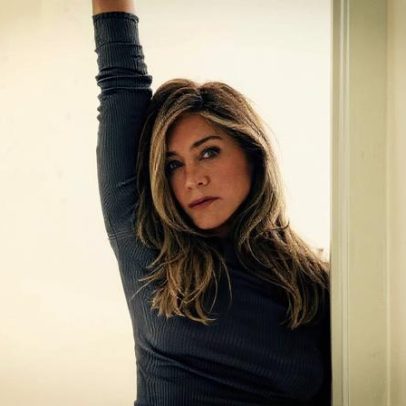 Jennifer Aniston usa roupa íntima da Miu Miu em ensaio para a Elle