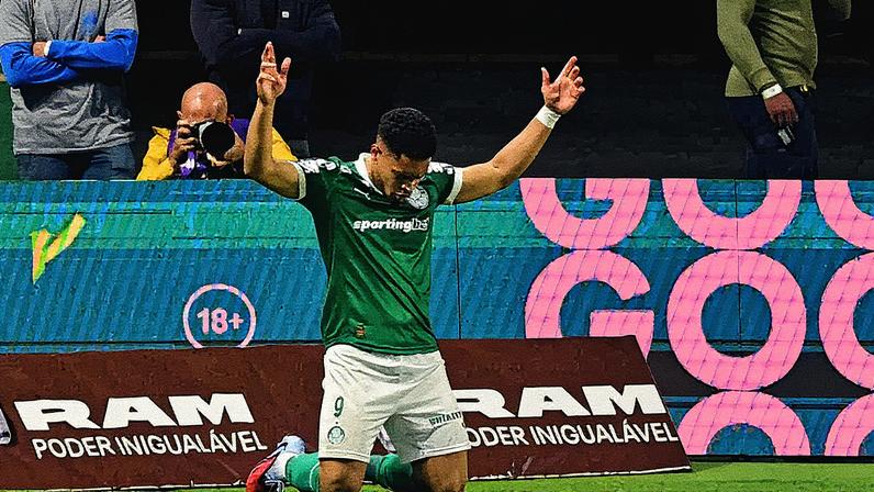 Vitor Roque, atacante do Palmeiras (Foto: Eduardo Carmim/Photo Premium/Gazeta Press)