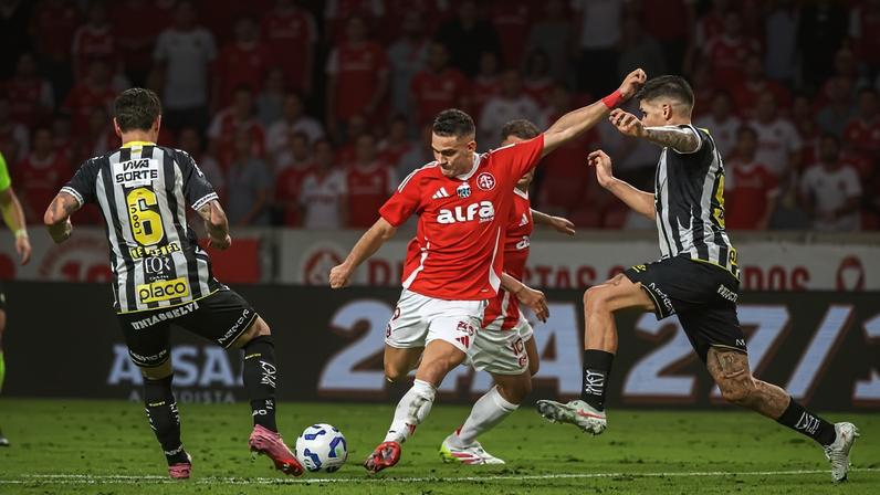 Internacional dos Díaz aproveita erros de finalização