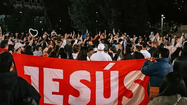 O encontro, promovido pelo movimento juvenil Lumen Fest, ocorreu na última sexta-feira (31), das 18h às 23h, e transformou pontos icônicos da cidade em espaços de fé e esperança - Foto: Instagram/ somoslumenfest