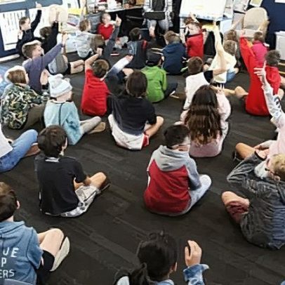 Reação negativa após governo da Nova Zelândia retirar regras sobre cultura Māori em salas de aula