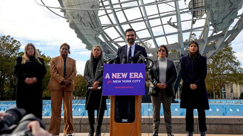 Desde la izquierda, Bernie Sanders, Zohran Mamdani y Alexandria Ocasio-Cortez, en un mitin en Nueva York.