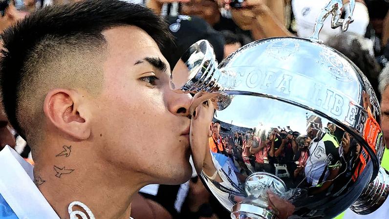 Thiago Almada e o troféu da Libertadores do Botafogo (Foto: Vítor Silva/Botafogo)