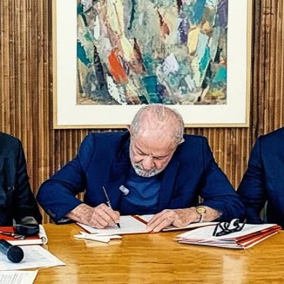 Lula assina decreto que altera regras do vale-alimentação