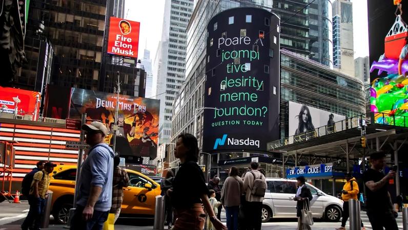 Na era da IA, Wall St aperta o cerco por talentos que saibam pensar além da tecnologia | Painel da Nasdaq na Times Square, em Nova York: bancos tente identificar candidatos que se mostrem os mais promissores mesmo sem recorrer à IA (Foto: Michael Nagle/Bloomberg)