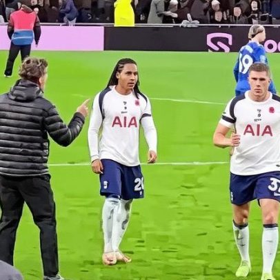 Tottenham desrespeita o técnico após derrota para o Chelsea; veja o vídeo