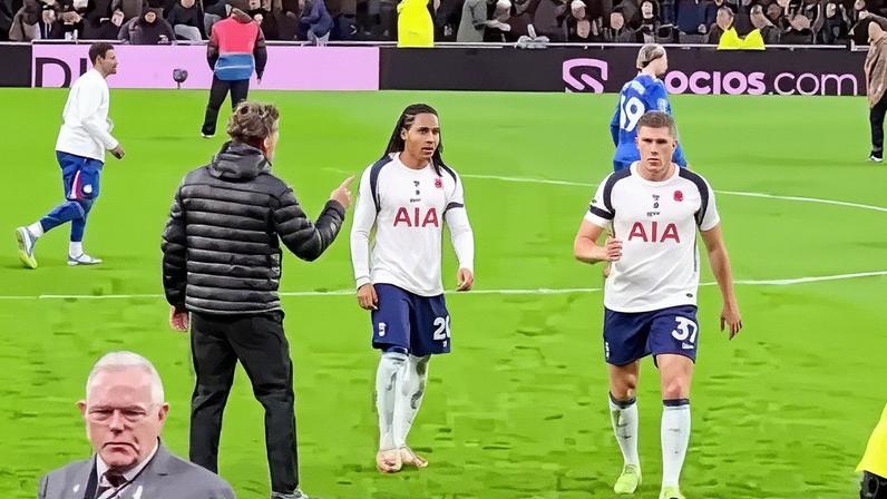 Thomas Frank, técnico do Tottenham, é ignorado por Spence e Van der Ven — Foto: Reprodução