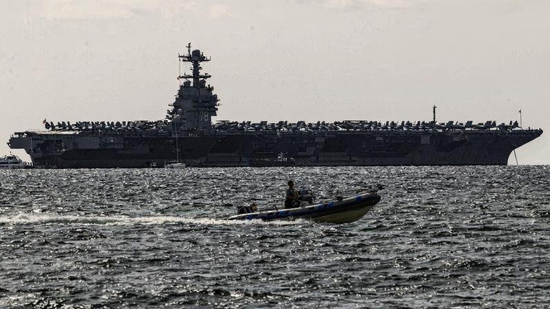 O porta-aviões USS Gerald Ford, dos Estados Unidos, que deve se aproximar da costa venezuelana. (Foto: EFE/Cati Cladera)
