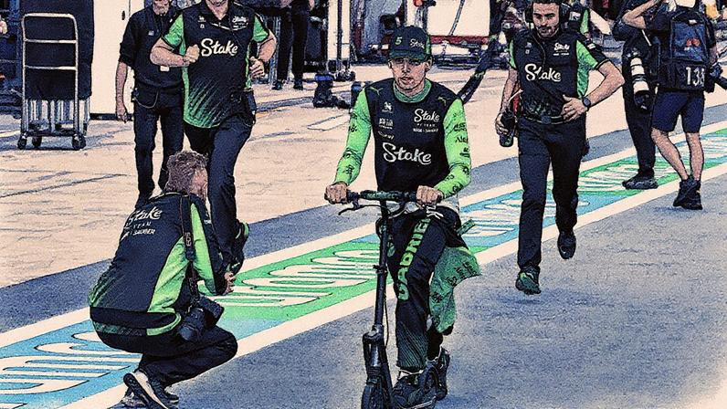 Gabriel Bortoleto, da Sauber, antes da corrida sprint deste sábado em Interlagos (Foto: JEAN CARNIEL / POOL / AFP)