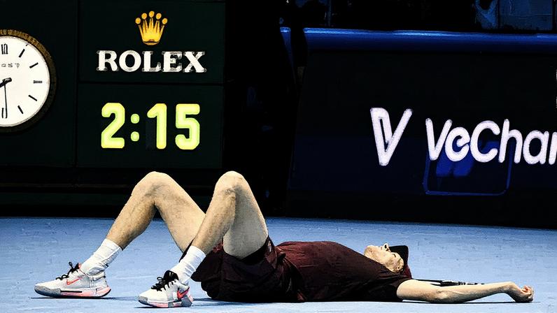 O italiano Jannik Sinner comemora após vencer o espanhol Carlos Alcaraz na final de simples masculina do torneio de tênis ATP Finals, em Turim (Foto: Marco Bertorello / AFP)