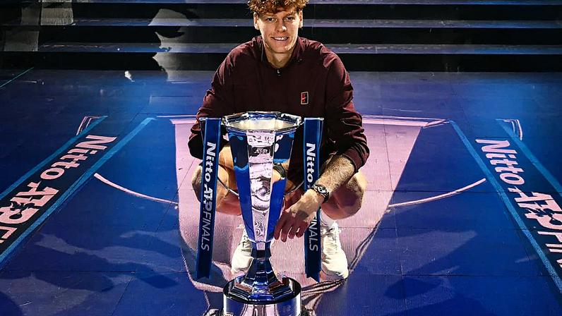 O italiano Jannik Sinner posa com o troféu ao final da partida da final de simples masculina do torneio de tênis ATP Finals, em Turim (Foto: Marco Bertorello / AFP)
