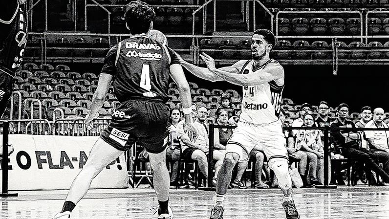 Alexey anotou 11 assistências na vitória do Flamengo sobre o Pato Basquete, pelo NBB (Foto: PaulaReis/Flamengo)