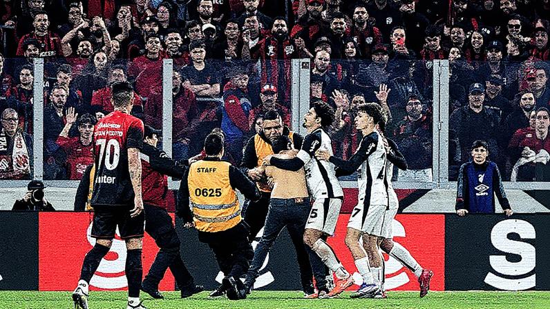 Torcedor invade o gramado em Athletico x Corinthians, na Arena da Baixada. Foto: Robson Mafra/Agif/Gazeta Press