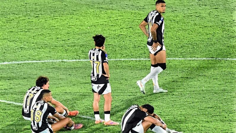 Atlético foi derrotado para o Lanús nos pênaltis (Foto: Jose Bogado / AFP)