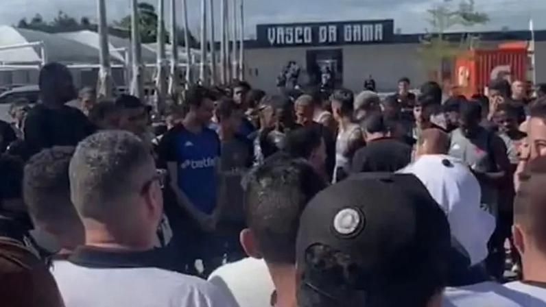 Torcedores vão ao CT cobrar jogadores do Vasco após quinta derrota