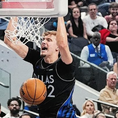 Cooper Flagg brilha pelo Mavericks e estabelece marca histórica na liga profissional de basquete