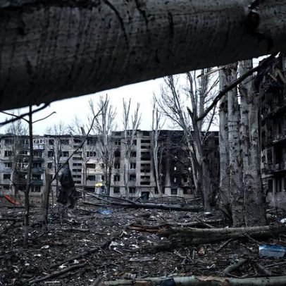 Unidade do exército russo promove concurso macabro para posar com prisioneiros