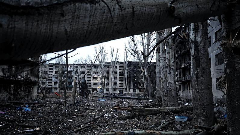 Un soldado ucranio herido recibe atención médica cerca de la línea del frente en la región de Donetsk, el 27 de junio de 2025. VITALII NOSACH (EFE)