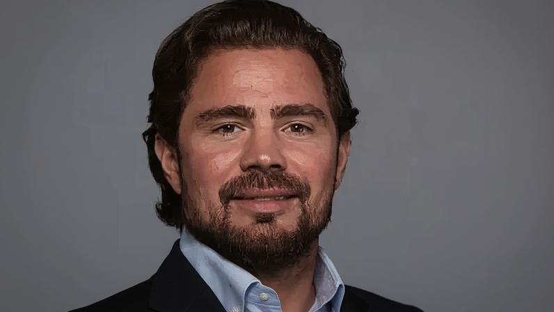 Daniel Vorcaro, dono do Banco Master, preso pela PF. (Foto: Gurometal/Wikimedia Commons)