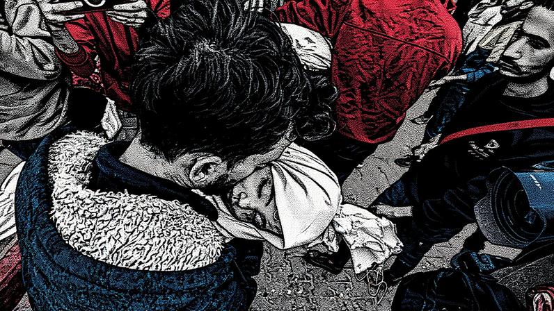 Mujeres palestinas pelean por raciones de comida en una cocina comunitaria en el campamento de refugiados de Nuseirat, ayer en Gaza.