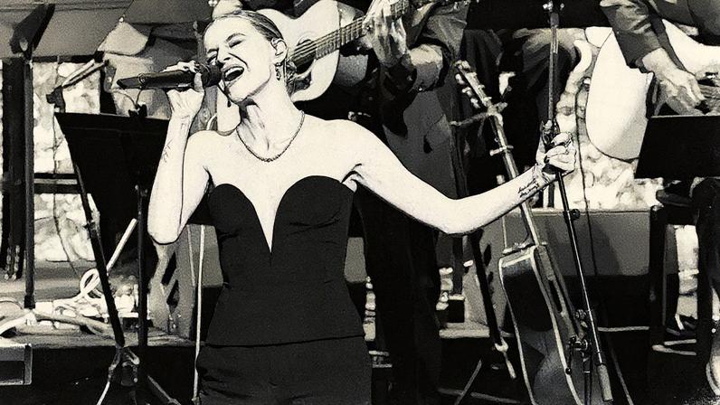 Kelsea Ballerini will give the live debut of her new song I Sit in Parks at the 2025 CMA Awards.