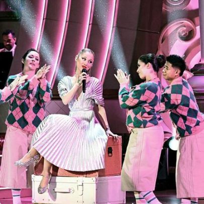 Ariana Grande antecipa planos de apresentação em palcos não relacionados à Broadway