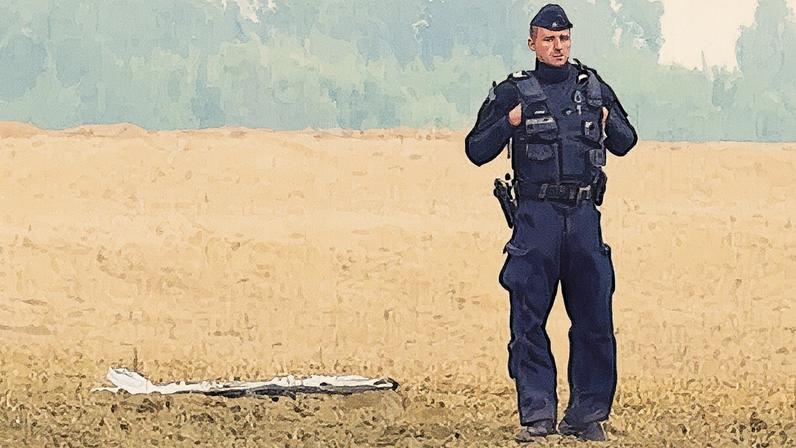Un agente de policía polaco, de pie cerca del fragmento de un dron, en Czesniki, Voivodato de Lublin, en Polonia, el 10 de septiembre. POLSAT NEWS (POLSAT NEWS via REUTERS)