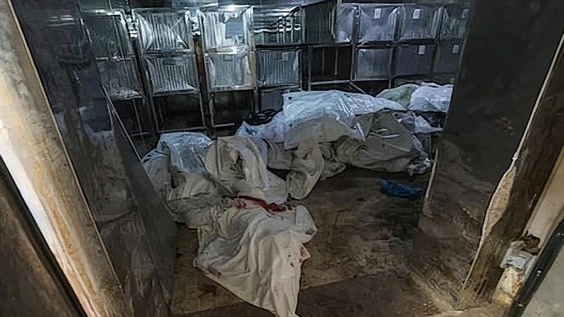 Los cuerpos de palestinos muertos en los ataques israelíes de este sábado sobre la Franja, en el depósito de cadáveres del hospital Al Shifa en Ciudad de Gaza. MOHAMMED SABER (EFE)