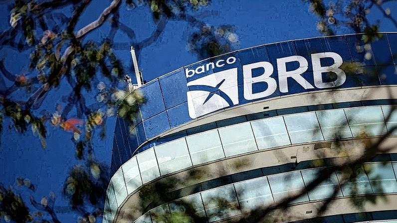 Logo do BRB na sede do banco em Brasília