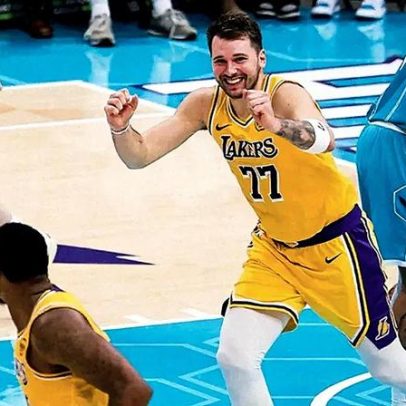 Reaves retorna e Doncic brilha, Lakers derrotam Hornets